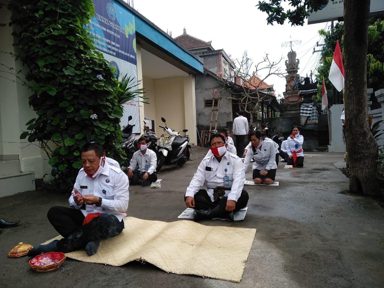 Sembahyang bersama di Padmasana Kantor BNNK Gianyar Sembahyang bersama di Padmasana Kantor BNNK Gianyar