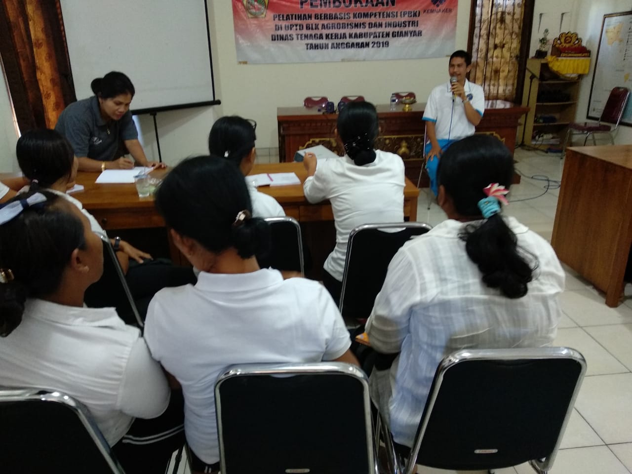 SOSIALISASI NARKOBA DI DESA MEDAHAN BLAHBATUH