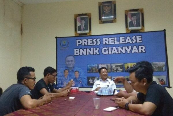 Cegah Narkoba, BNNK Gianyar Tes Urine Calon Pengantin