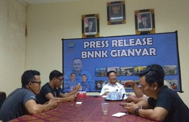 Cegah Narkoba, BNNK Gianyar Tes Urine Calon Pengantin