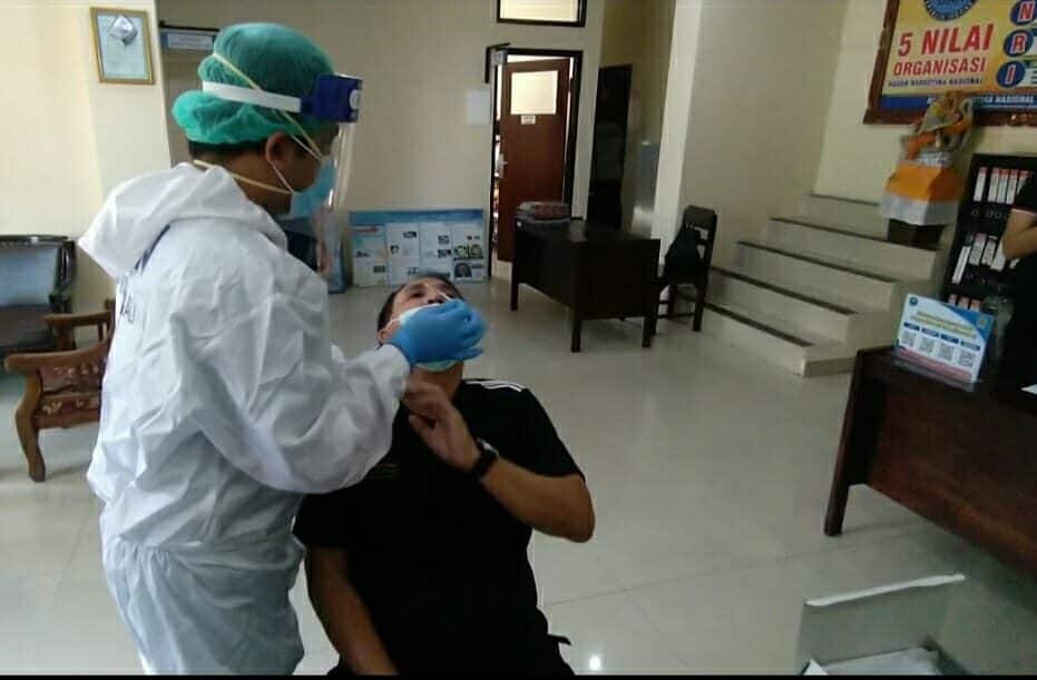 Pegawai BNNK Gianyar di Swab Tes Antigen untuk mencegah penularan virus COVID 19