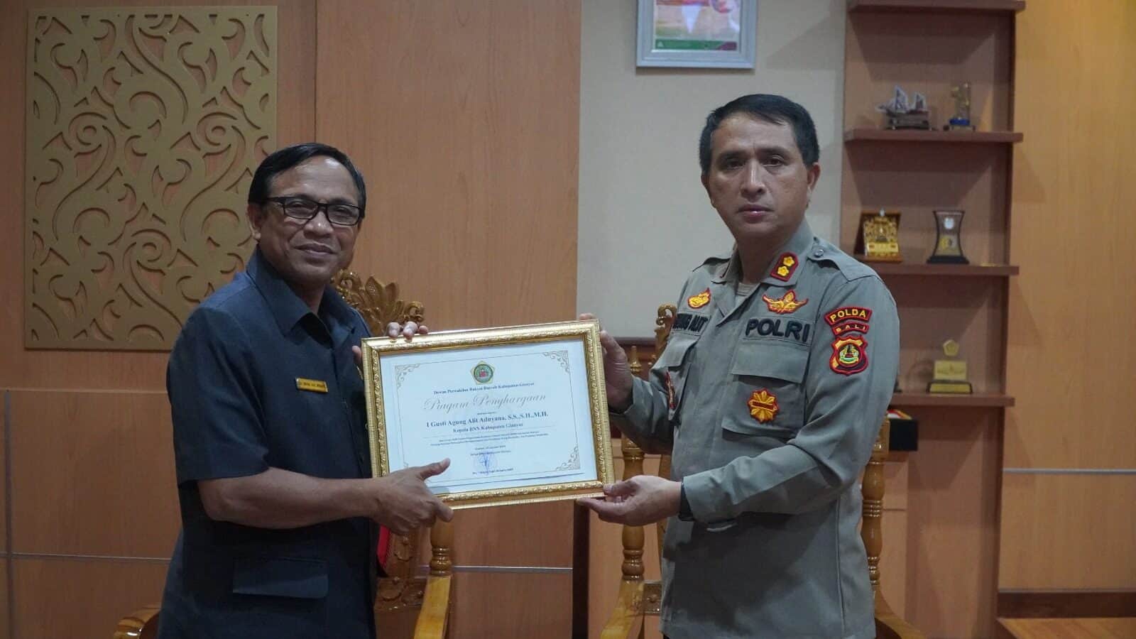 Sukses Wujudkan PERDA P4GN dan Peran Aktif dalam Pemberantasan Narkotika di Gianyar, BNN Kabupaten Gianyar Terima Penghargaan dari DPRD Kabupaten Gianyar